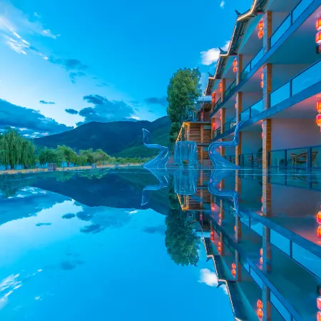 Lakeside Courtyard Hote