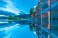 Lakeside Courtyard Hote