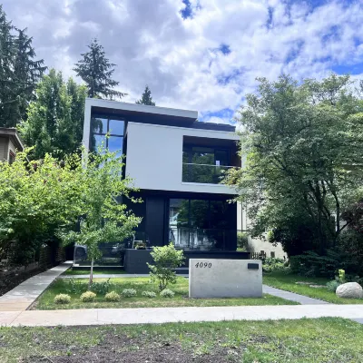 Modern house near UBC โรงแรมใกล้ธนาคารสเปน