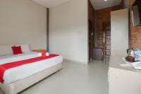 RedDoorz Plus @ Hotel Negeri Baru Lodaya Puncak - Desayuno