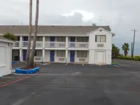 Motel 6 Portland, TX - 2-Star