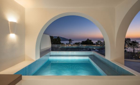 Miyue · Shenzhen Blue and White Saint Island Cliff Hot Tub Boutique Stay