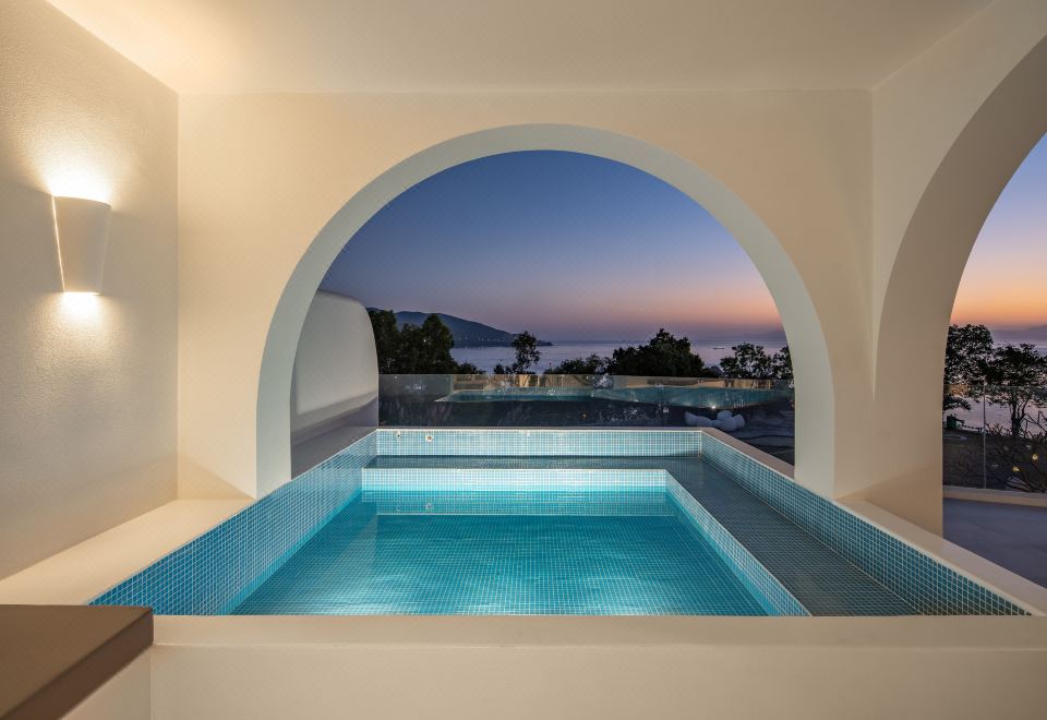 미위 셴젠 블루 앤 화이트 홀리 아일랜드 클리프 풀 호텔