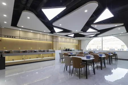 Huaji Wenyue Hotel (Weifang Minzhu Street North High-speed Railway Station) Отели рядом с достопримечательностью «Weichai University»