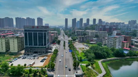 Binhu Huanpeng Hotel (Yongzhou Lengshuitan High-Speed Railway Station Branch) Отели в г. Юнчжоу