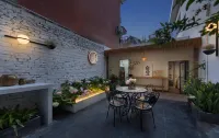 Non-resident Art House Urban Villa (Chengdu Dufu Caotang Longzhuyan Subway Entrance)