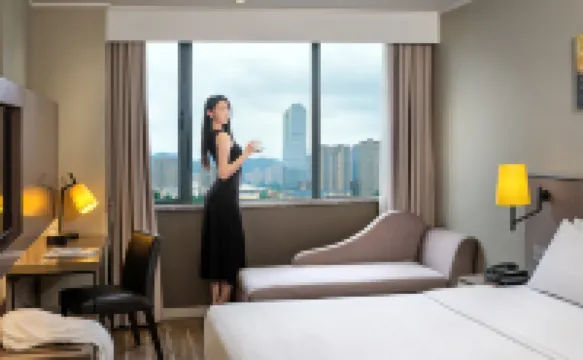 โรงแรมโฮมอินน์ พลัส (สถานีรถไฟฟ้าทะเลสาบเมยซีตะวันออก เขตไฮเทคหลู่กู ฉางซา) โรงแรมในฉางซา