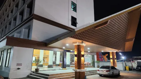 Grand Phranakhon Hotel Отели в г. Uthai