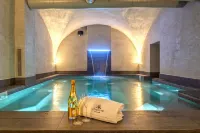 Hotel 77 Seventy-Seven - Maison d'Art Collection