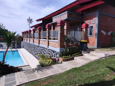villa forest puncak Отели в г. 