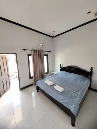 golden sunrise guesthouse Отели рядом с достопримечательностью «Wat That»