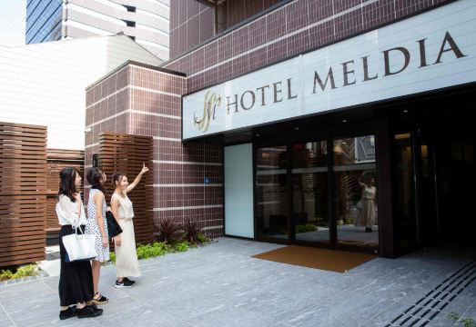 오사카 히고바시 지역의 모던한 호텔 외부 모습