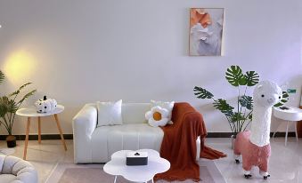 Dawu Xiaozhan Smart Audio-Visual Light Luxury Boutique Stay (Guilin High-Speed Rail North Station)