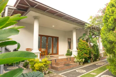 Srinadi Guest House Lovina Hotels near Taman Sangkur