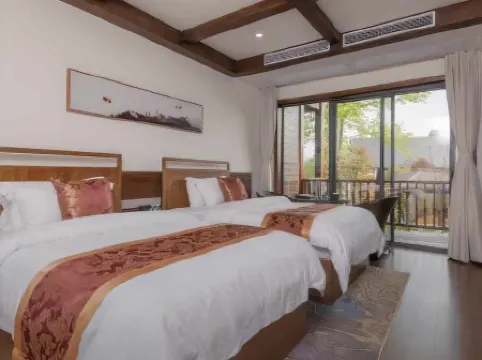 Shanshui wutong Wooden House Villa in Pingjiang County