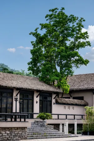 INTO Hotel Chibi Отели в г. Чиби