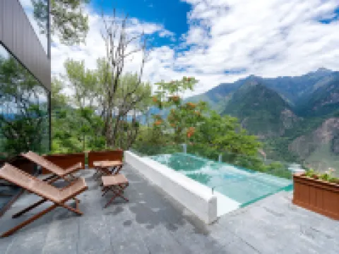 Light and forest PeeKaboo Cliff Private Soup Hotel Hotels in Danba