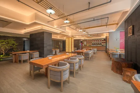 Phoenix Hotel Yuesen Отели рядом с достопримечательностью «Chiyou Jiuli Palace»