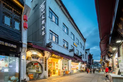 Floral Hotel·Holiday Inn in Main Streets and Alleys (Tunxi Old Street Store in Mount Huangshan) Các khách sạn gần CPC Wannan Special Committee Former Site