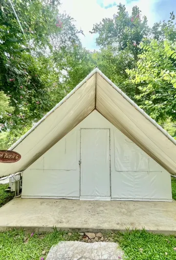 เต็นท์มาตรฐานเตียงแฝดพร้อมห้องน้ำที่ใช้ร่วมกัน