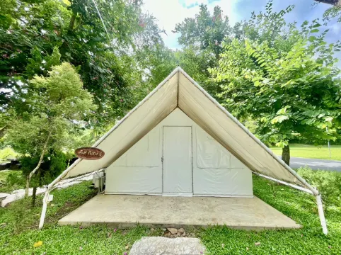 เต็นท์มาตรฐานเตียงแฝดพร้อมห้องน้ำที่ใช้ร่วมกัน