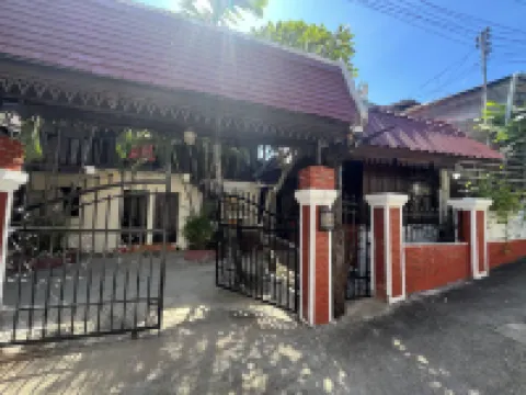 Manotemple Guesthouse ワット・マノーロム周辺のホテル