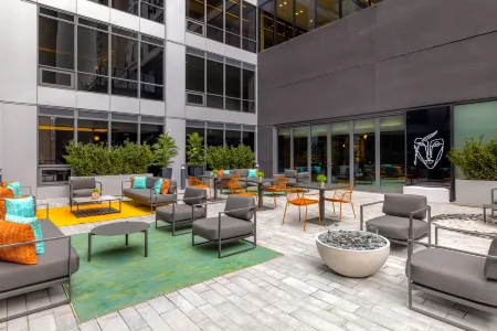 Canopy by Hilton Toronto - Yorkville Отели рядом с достопримечательностью «CMU College of Makeup Art & Design»