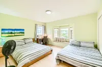 One Level 4 rooms, EV Charger close to airport