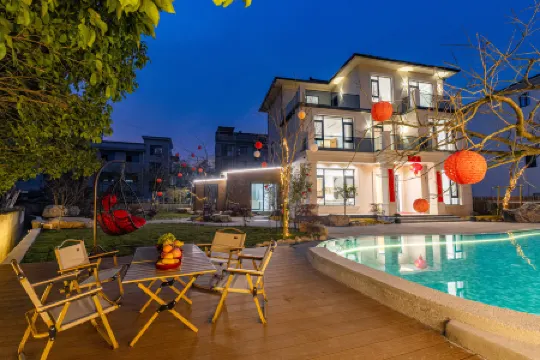 Tonglu Lianyi Homestay (OMG Xintiao Leyuan) Отели рядом с достопримечательностью «Chuiyun Tongtian River»