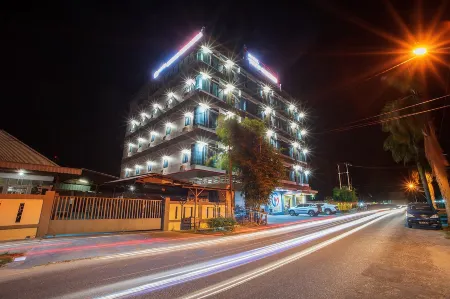 Hotel Grand Mandarin Singkawang Отели рядом с достопримечательностью «Mess Pemda»