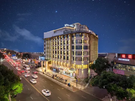 Wenzhou Ruixing Hotel (Lucheng Songtai Plaza) Отели рядом с достопримечательностью «Wenzhou Vocational College of Science & Technology (West to Wenzhou Bureau of Land and Resources Lucheng Branch)»