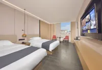 藝龍瑞雲酒店（陽江百利廣場鴛鴦湖店） 鄰近陽江市經銷社附城貿易有限公司日用五金商場的酒店