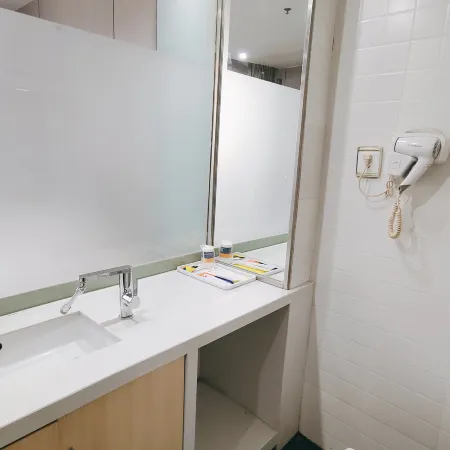 7Days Inn Hotel (Huaying Liantai International)