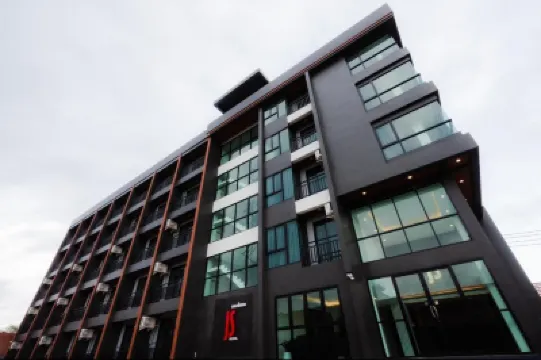 JS Hotel Hotel berhampiran Wat Mae Toei