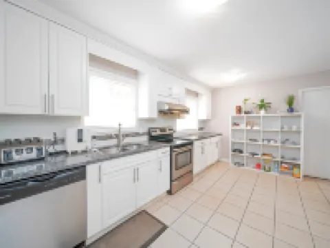 Gorgeous garden 3BR short or long term rental Hotels in Surrey