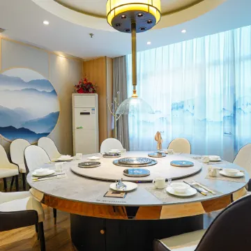 Zhuhai Jiayuan Century Hotel (Gongbei Huanyucheng Branch) Отели рядом с достопримечательностью «Чжухай Политехническая Профессиональная Техническая Школа»
