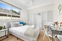 Tranquil Room – Minutes from Parks, Shops & Easy Airport Commute
