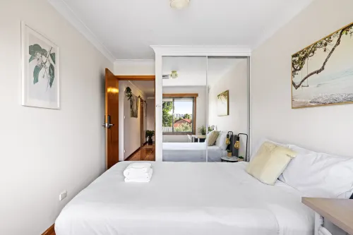 Cozy Rooms – Quiet Street, Close to Shops & Transit - Parking