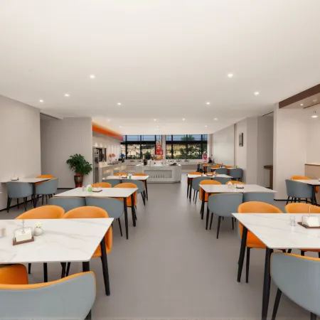 REZEN LONGUU Hotel (Foshan Sanshan Newcity North Subway Station Store)