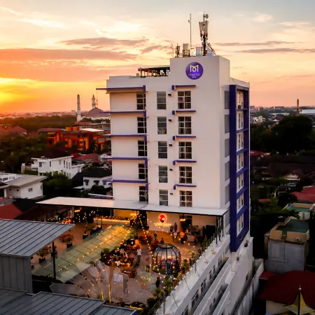 Maestro Hotel Pontianak Отели рядом с достопримечательностью «Памятник Digulis»