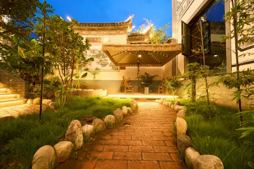 Yunqi Classic Bai Homestay (Weishan Ancient City)