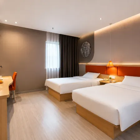 Yijia Hotel (Xinyi Railway Station Nanjing Road)