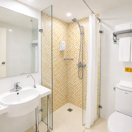Yijia Hotel (Xinyi Railway Station Nanjing Road)