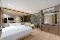 Airport Hotel - Airport Shuttle