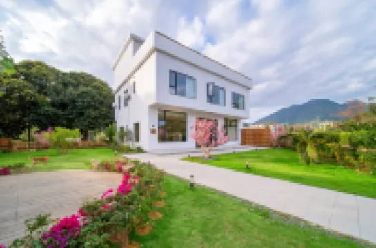 Wanning Riyuewan Flower Romantic Homestay