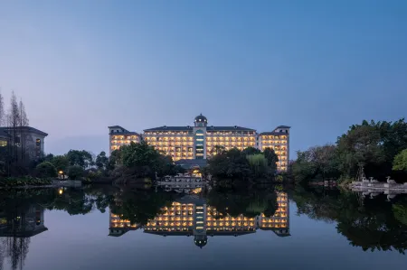 Evergrande World MICE Center Отели рядом с достопримечательностью «Jintang Bajing»