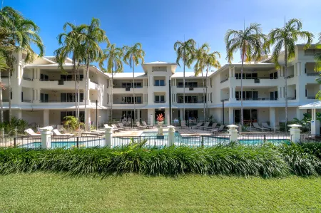 Mandalay Luxury Beachfront Apartments Отели рядом с достопримечательностью «Flames of the Forest»