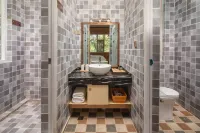 Misty Forest | Golden Dawn on Snow Peaks · Wild Luxury Secluded Mountain Lodge - balcone