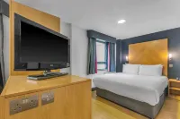 Roomzzz Leeds City West Hotels near Harvey Nichols