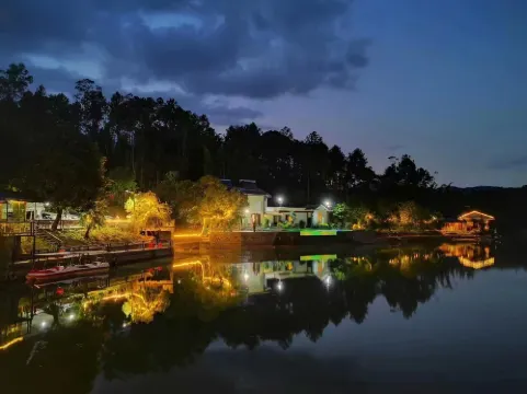 Automobile Inn Fishing base